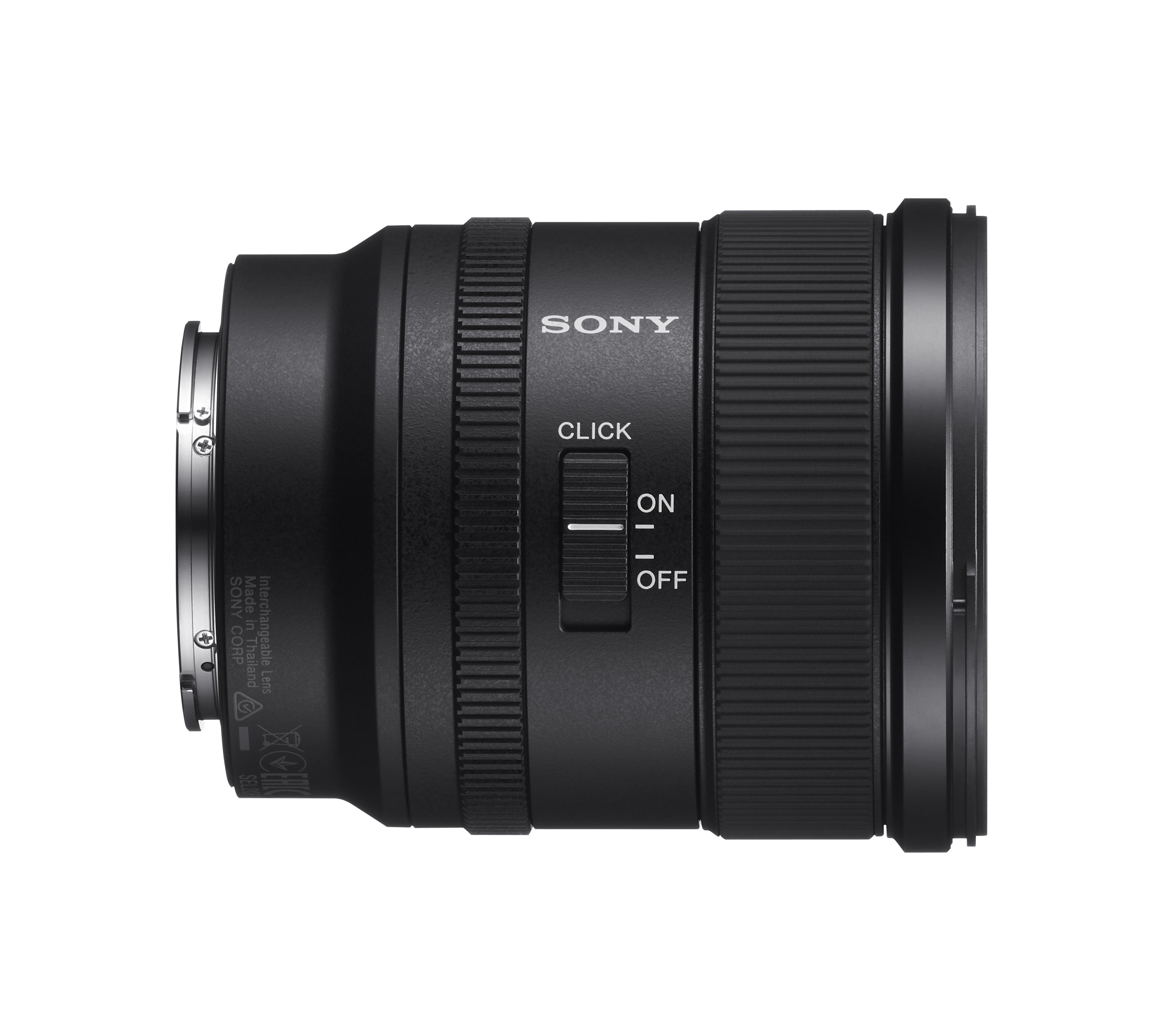 Schwarzes Sony Kameraobjektiv. Das Objektiv hat Markierungen und einen Ein/Aus-Schalter.
