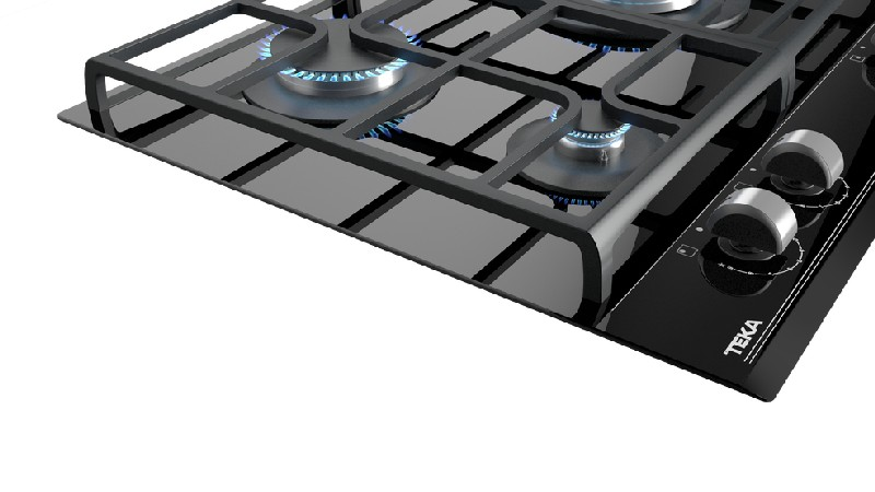 Primer plano de una cocina de gas negra con llamas azules.