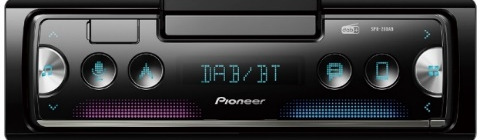 Schwarzes Pioneer Autoradio, mit Display und mehreren Knöpfen.