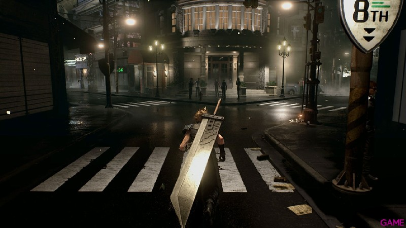 Una persona con una espada grande en una escena callejera nocturna con luces.