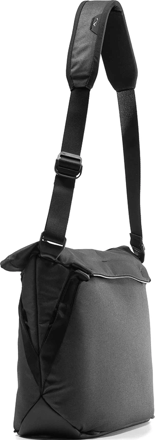 Una borsa a tracolla nera con una tracolla.