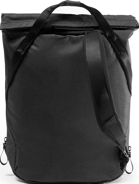 Uno zaino nero con una sola tracolla e un design roll-top. La borsa è semplice.
