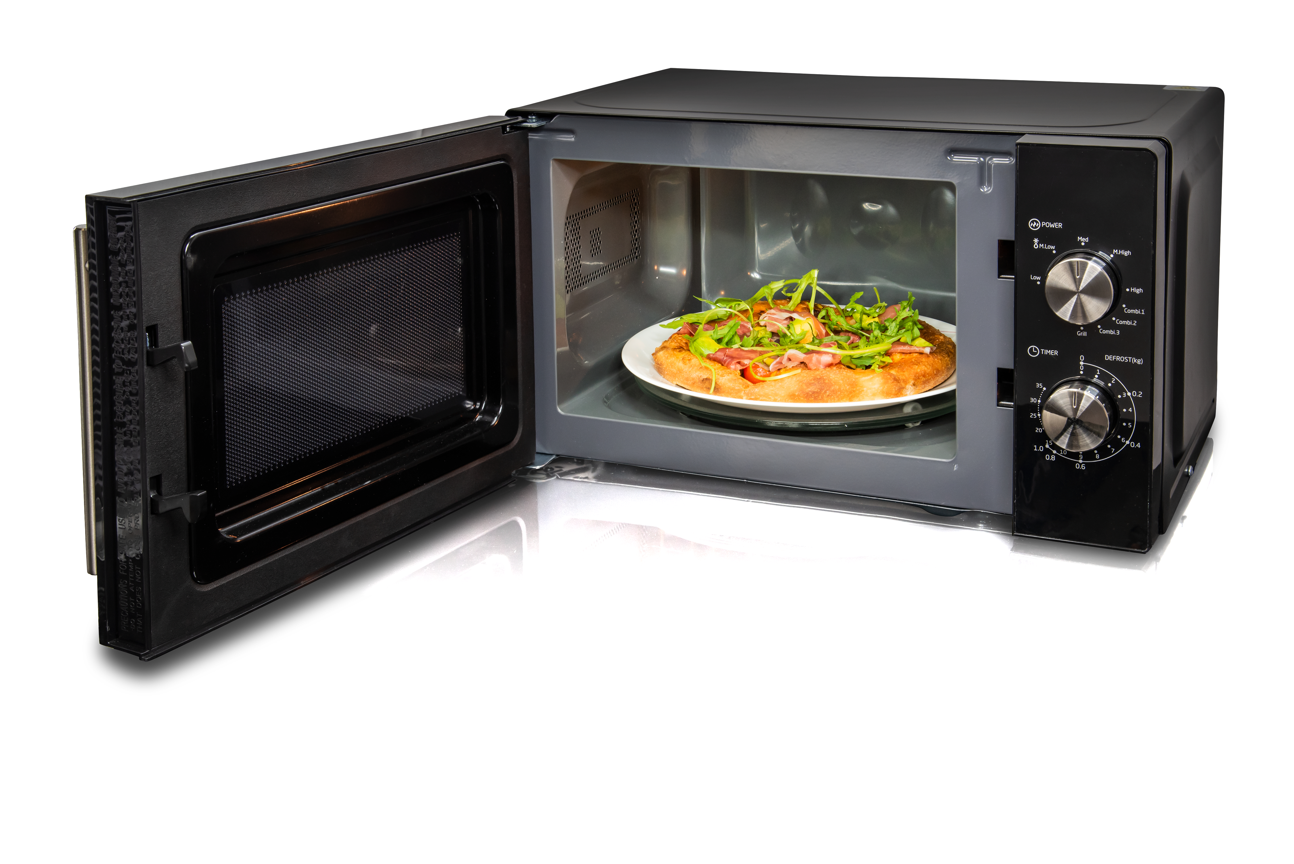 Mikrowelle mit offener Tür, Pizzateller im Inneren.