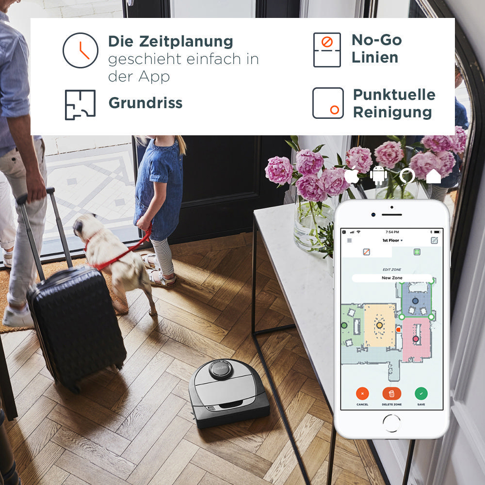 Familie betritt Haus mit Gepäck und Hund. Ein Roboter-Staubsauger steht auf dem Boden. Ein Telefon zeigt App-Steuerung.