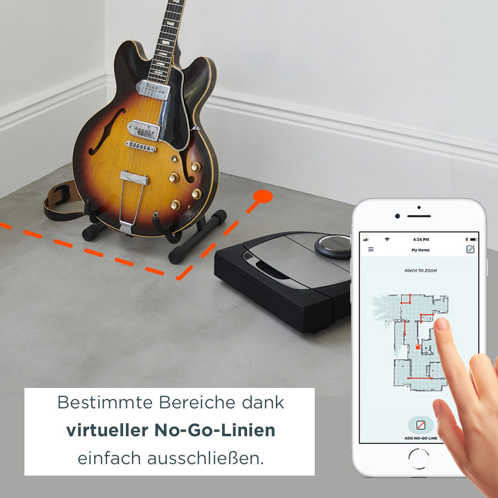 Eine Gitarre steht neben einem Roboterstaubsauger. Ein Smartphone zeigt einen Grundriss. Der Bildschirm zeigt einen Finger, der mit der Karte interagiert.