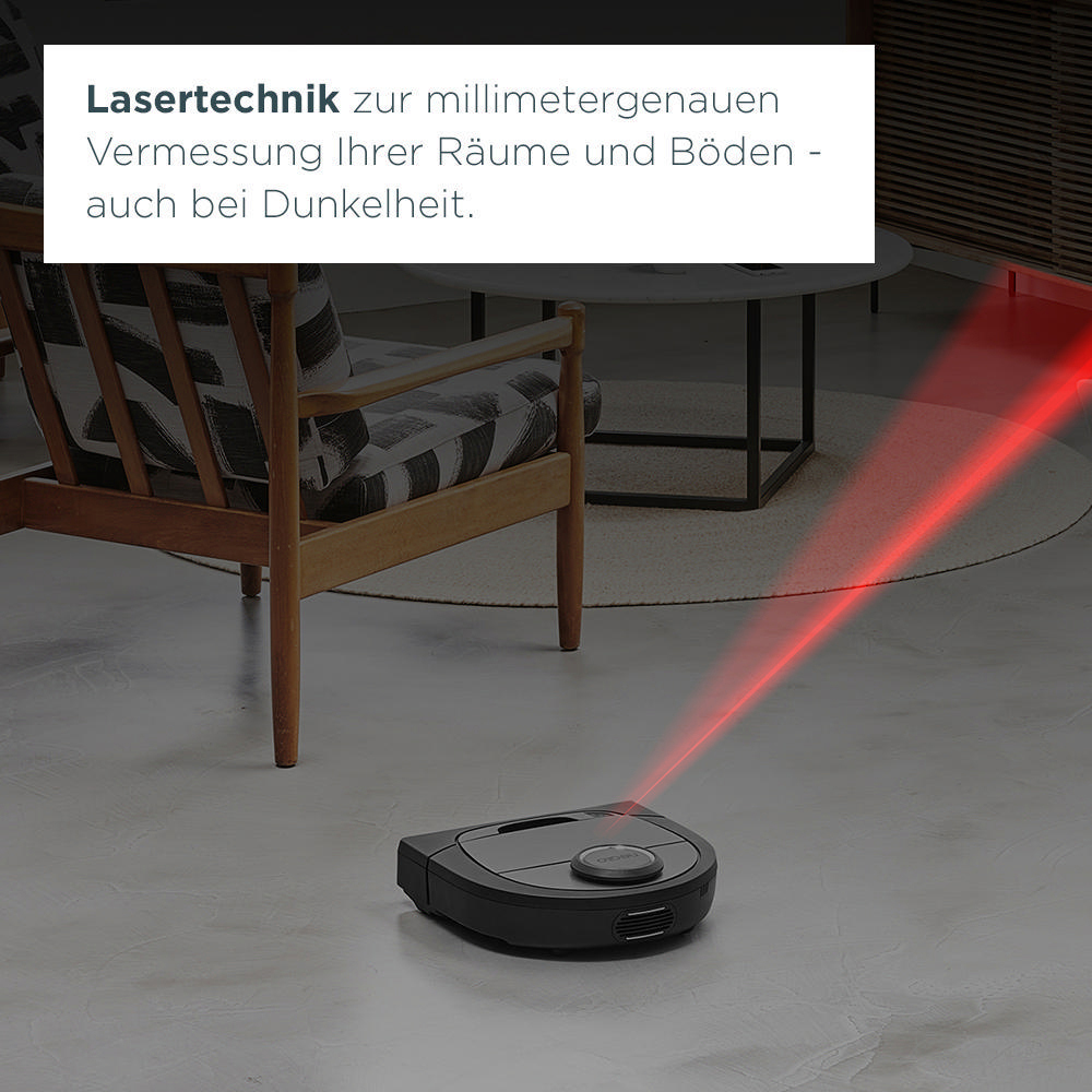 Ein Roboterstaubsauger sendet einen roten Laserstrahl aus, der einen Raum misst. Ein Stuhl und Tisch im Hintergrund.