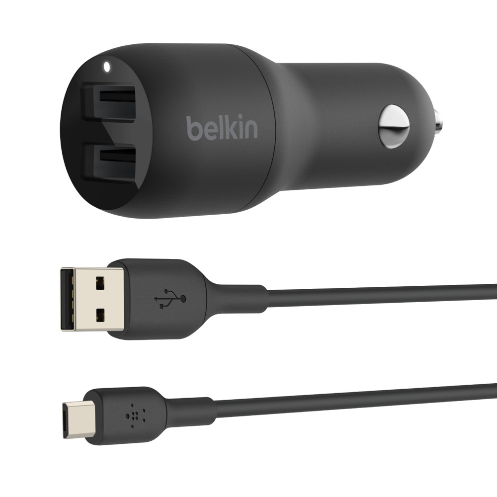 Siyah Belkin araç şarj cihazı, iki USB portu ve iki kablo ile. Arka plan beyaz.