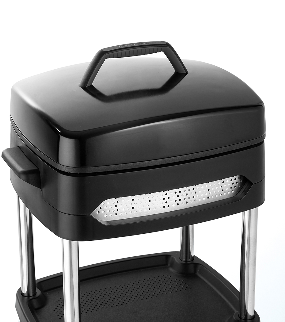 Zwarte buitengrill met een deksel en een handvat op een witte achtergrond.
