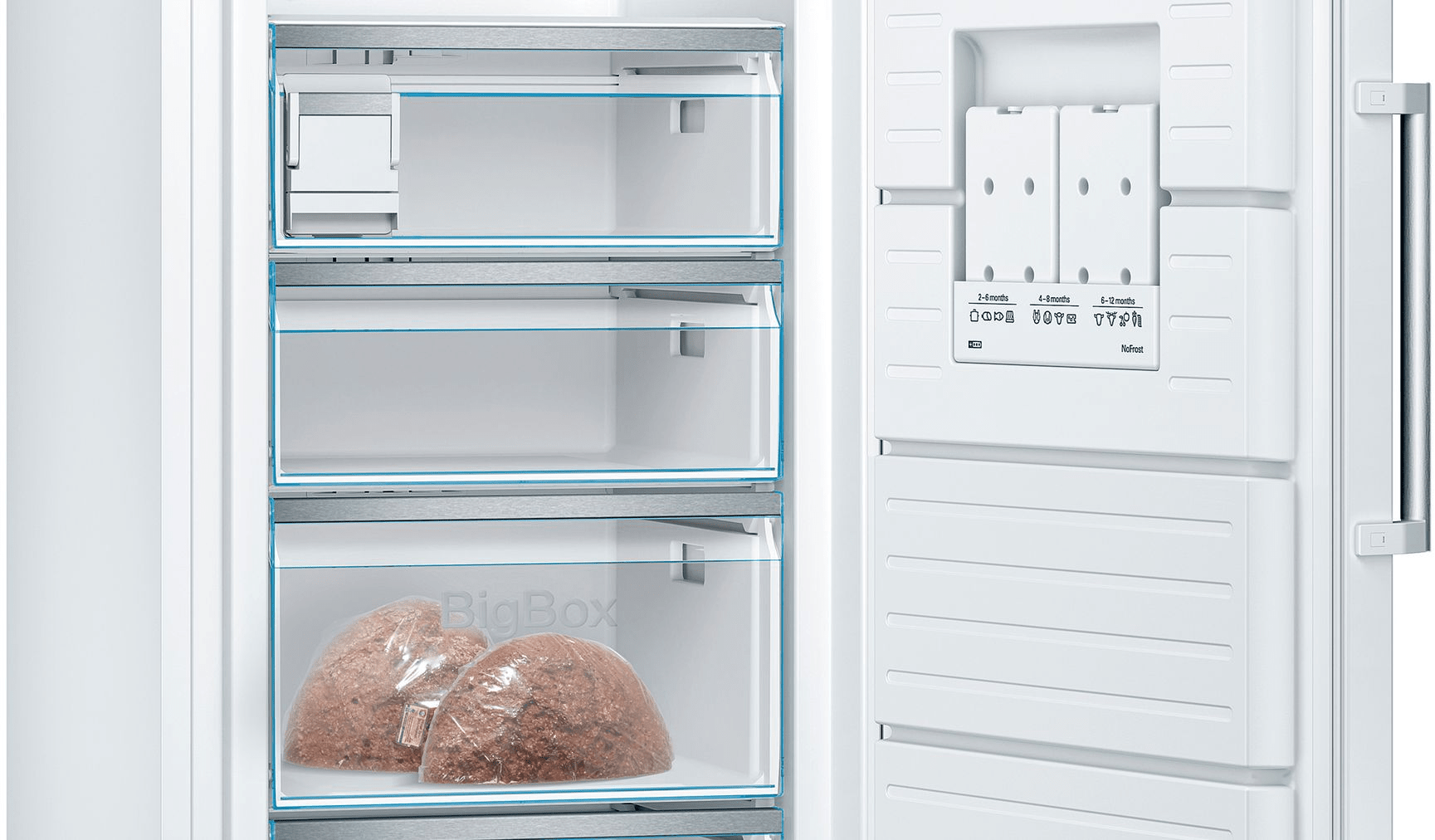 Congelatore bianco, aperto, con tre cassetti e due confezioni di carne.