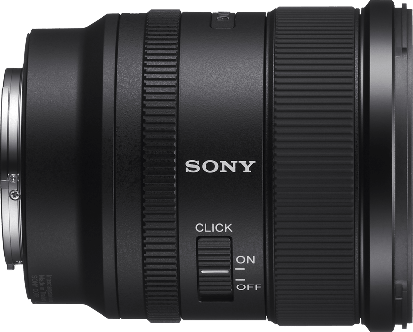 Schwarzes Sony Objektiv mit Fokussteuerung und Markierungen, Seitenansicht.