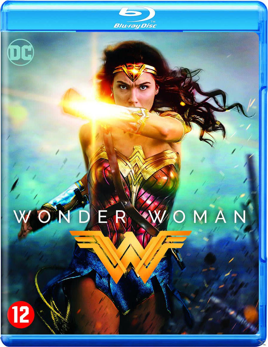 Wonder Woman Blu-ray cover. Ze staat in kostuum, arm omhoog, energie-explosie. Titel: Wonder Woman, DC logo. Rating 12.