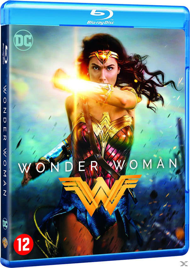 Wonder Woman Blu-ray cover. Gal Gadot in kostuum, met een gloeiend wapen. Titel en logo zijn zichtbaar. Classificatie 12.