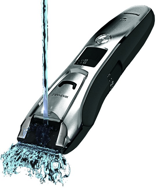 Ein silberner und schwarzer Elektrorasierer mit Wasser, das auf die Klinge gegossen wird.