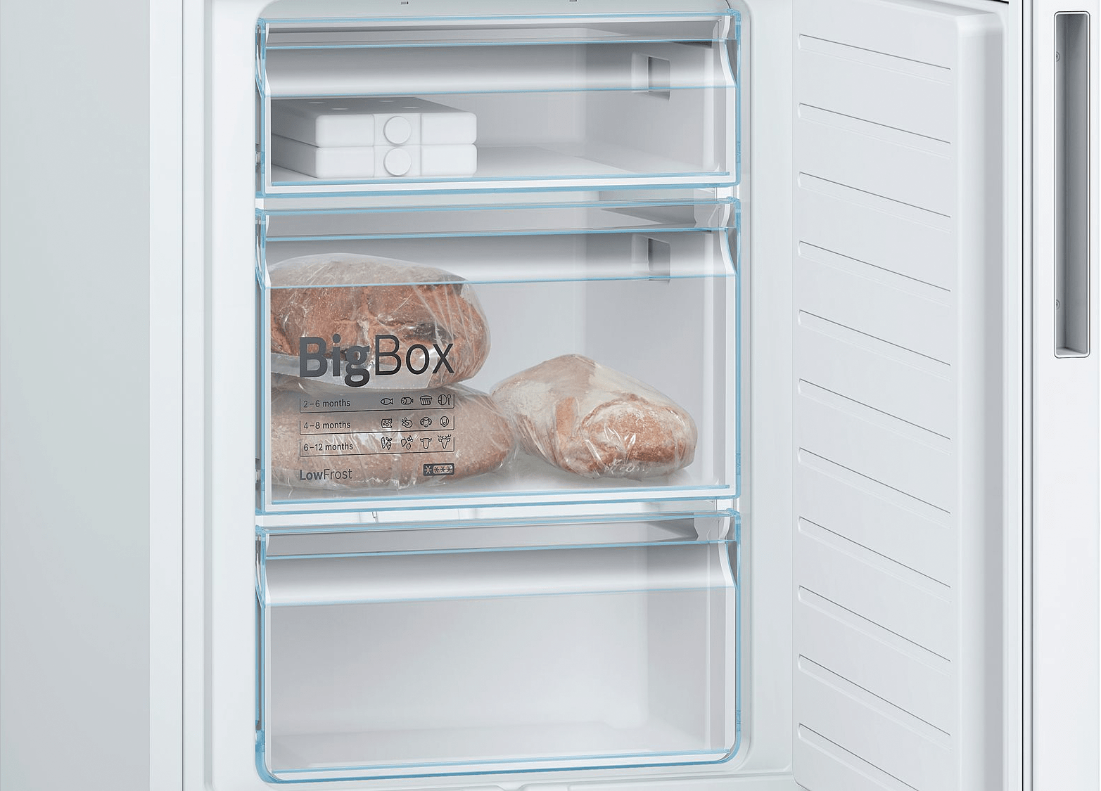 Congelatore, aperto, che mostra tre cassetti con cibo congelato.
