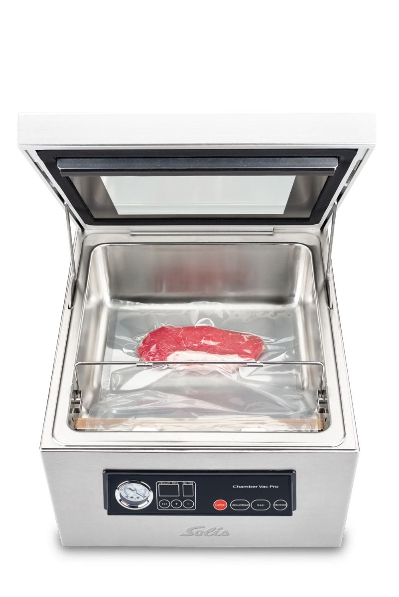 Vacuümmachine met een stuk rood vlees in een transparante zak, klaar om te sealen.