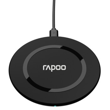 Schwarzes, kreisförmiges kabelloses Rapoo-Ladegerät mit schwarzem USB-Kabel.