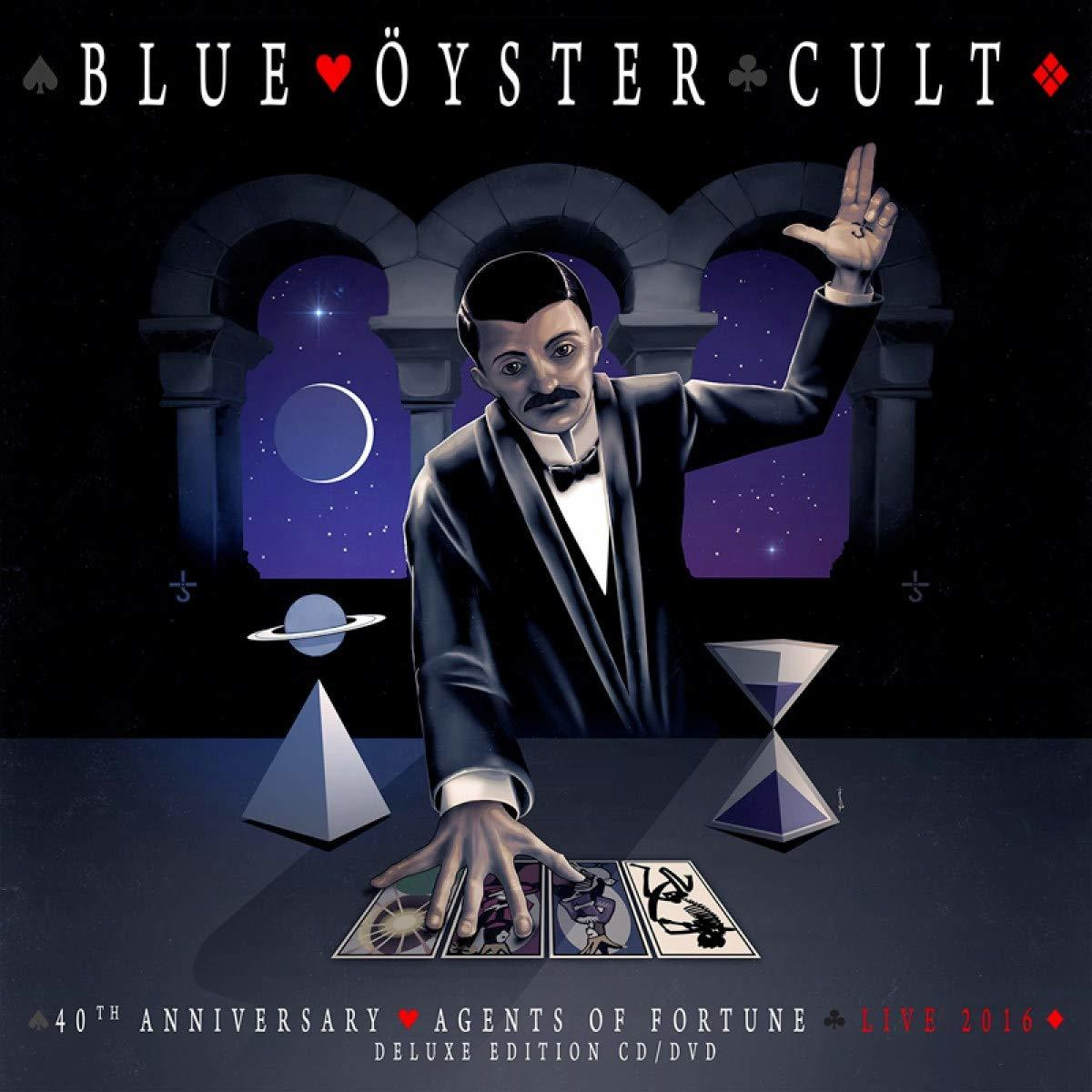 Pochette d'album de Blue Öyster Cult, avec un homme en costume, des cartes et des corps célestes.