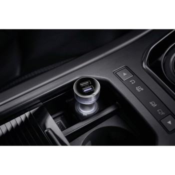 Autointerieur mit Ladegerät mit zwei USB-Anschlüssen. Silbernes Ladegerät mit schwarzen Details.