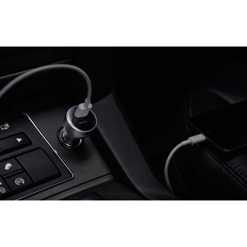 Autointerieur mit Handy, das über ein silbernes Ladegerät geladen wird. Graues Kabel.