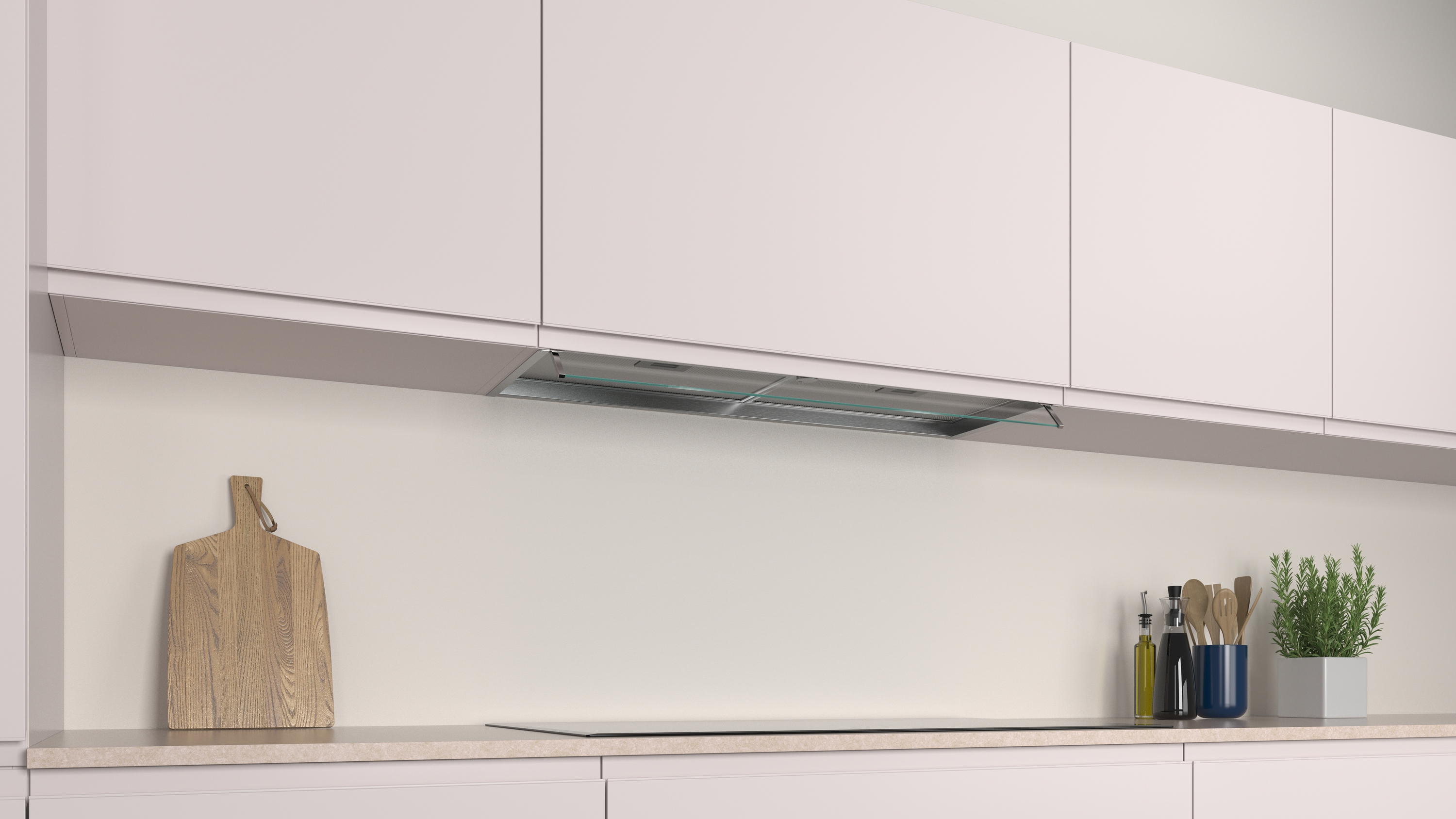 Una cocina moderna con gabinetes blancos, una campana extractora de vidrio, tabla de cortar de madera y planta.