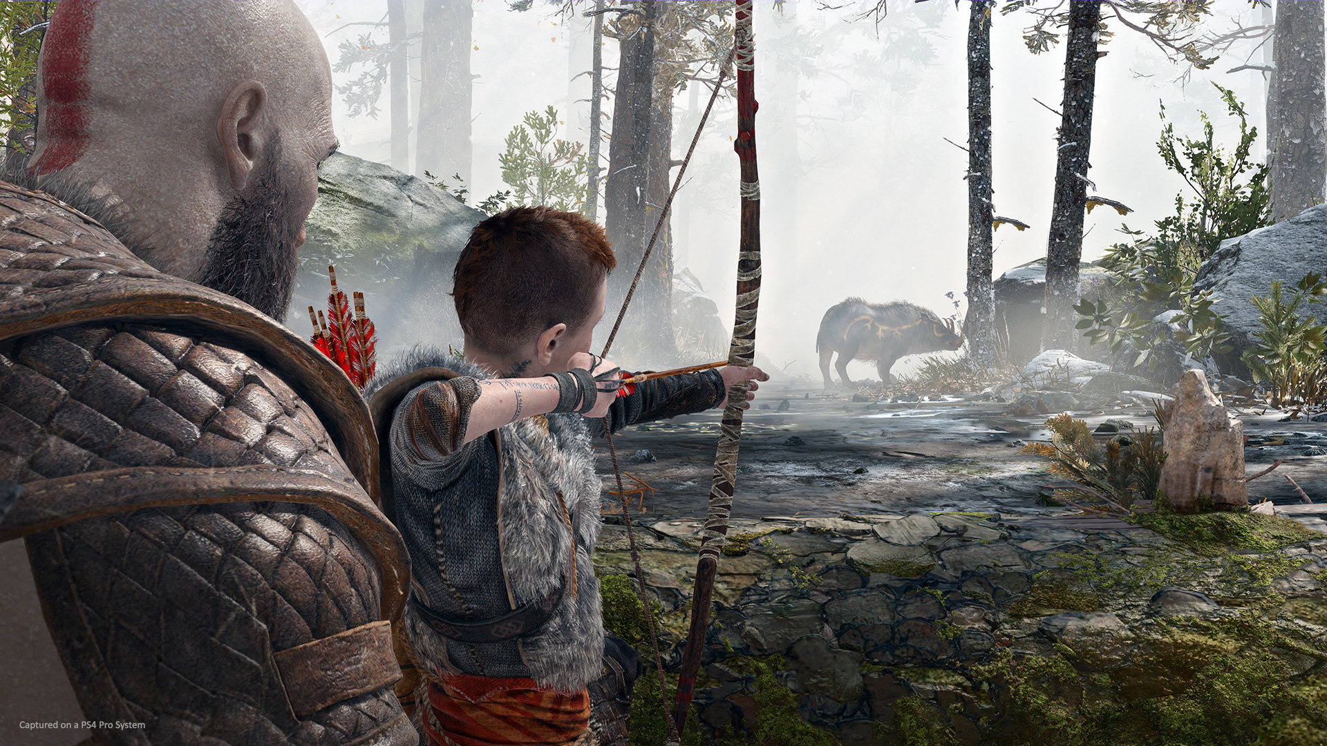 Kratos y Atreus de God of War, Atreus apunta con un arco a una bestia en una escena nevada.