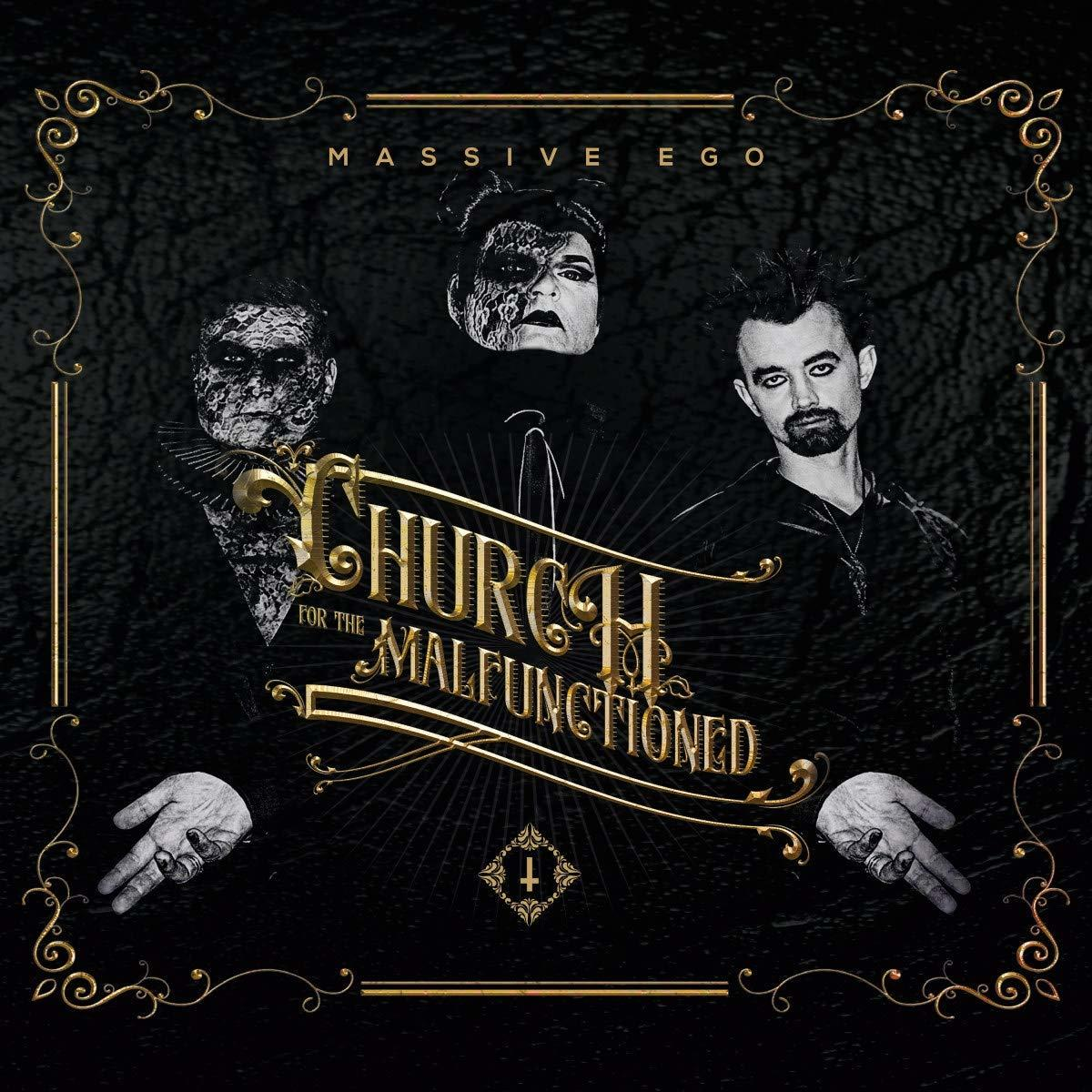 Albumcover von 'Massive Ego' mit drei Personen, dunklem Hintergrund und goldenem Text.