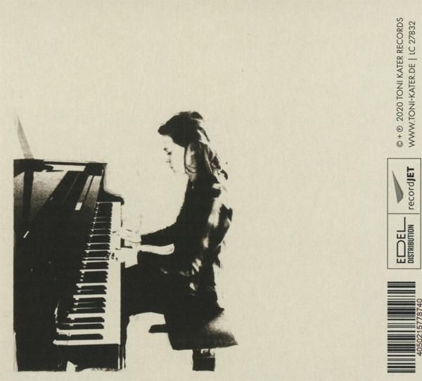 Silhouette einer Frau, die Klavier spielt, Schwarz-Weiß-Bild.