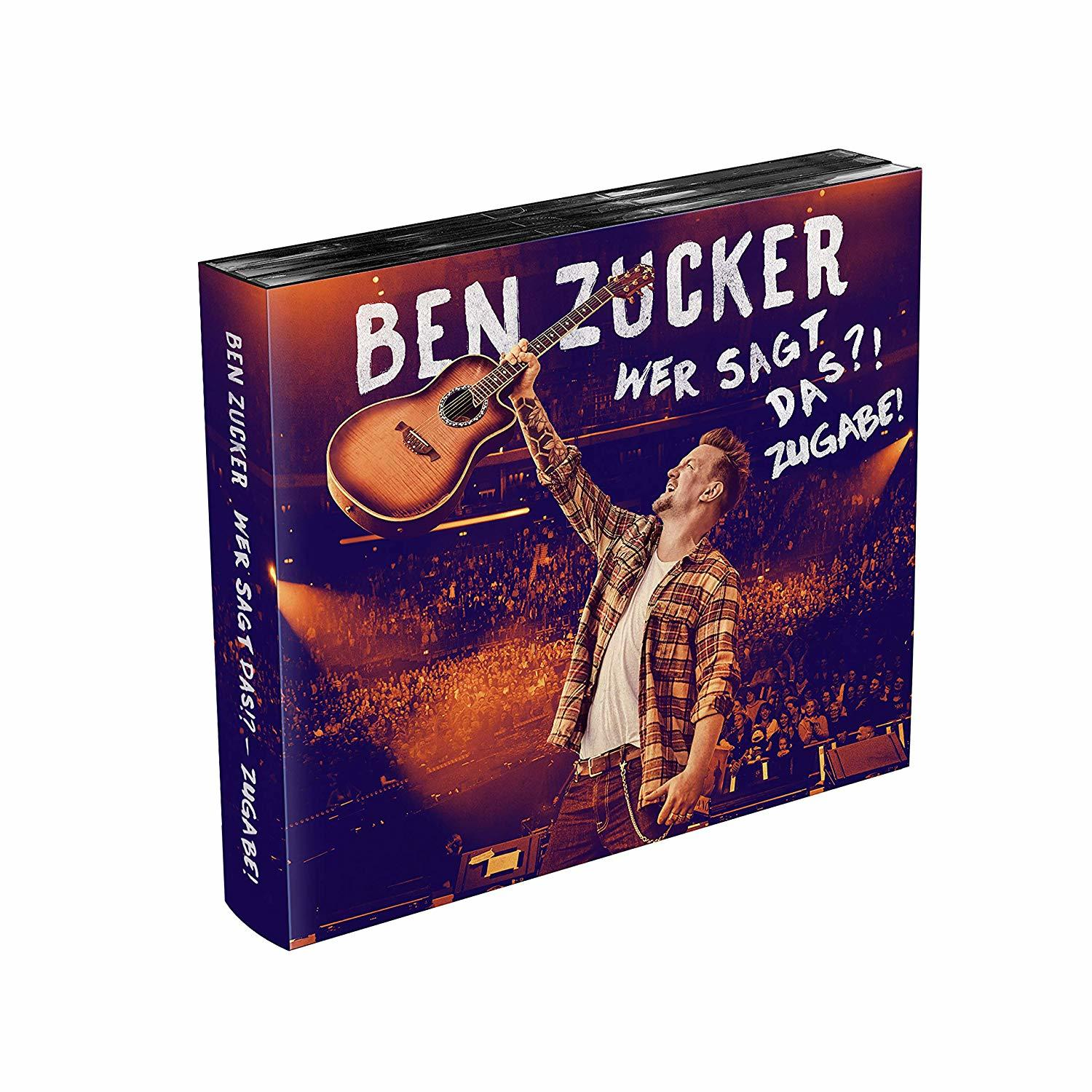 CD-Cover des Ben Zucker Albums. Mann auf der Bühne mit Gitarre. Weißer Hintergrund.