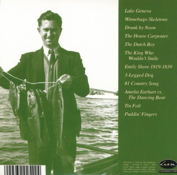 Mann hält Fische, mit Text über Songs auf der Rückseite einer CD.