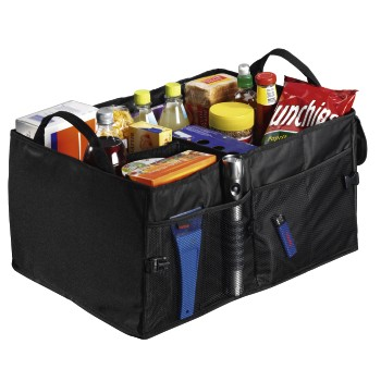 Ein schwarzer Autokofferraum-Organizer, gefüllt mit Lebensmitteln, Flaschen und Snacks.