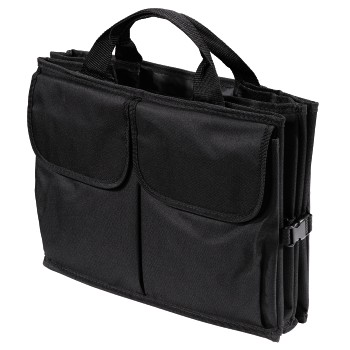 Ein schwarzer Stoff-Organizer mit zwei Vordertaschen, Tragegriffen und Seitenschnalle vor weißem Hintergrund.
