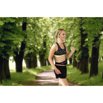 Eine Frau in Sportkleidung läuft auf einem Weg im Park.