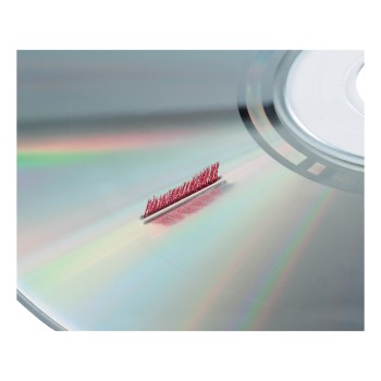 Zerkratzte CD mit roten Markierungen auf der Oberfläche.