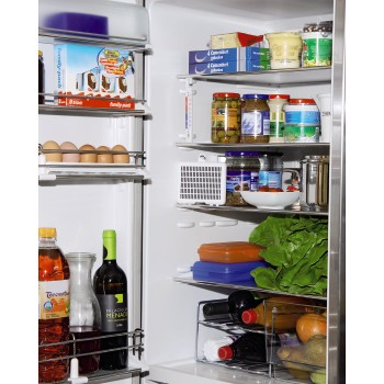 Im Kühlschrank: Lebensmittel auf Regalen, darunter Eier, Gläser, Getränke und Produkte.