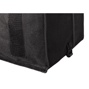 Nahaufnahme einer schwarzen Stofftasche mit Verstärkungsnähten, Klettverschluss und einer kleinen Kunststoffschnalle.