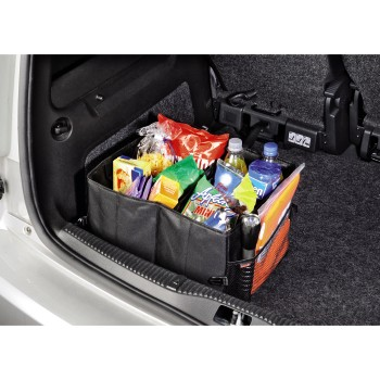 Ein schwarzer Kofferraum-Organiser voller Snacks und Flaschen im Kofferraum eines Autos.