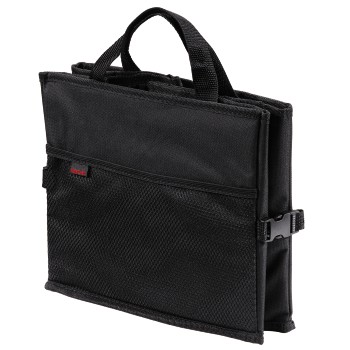 Eine schwarze Stofftasche mit Griffen, einer Netz-Vordertasche und einem seitlichen Schnallenriemen vor weißem Hintergrund.