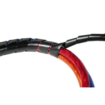 Verdrehtes schwarzes Kabel umwickelt rote, orange und blaue Kabel, vor weißem Hintergrund.