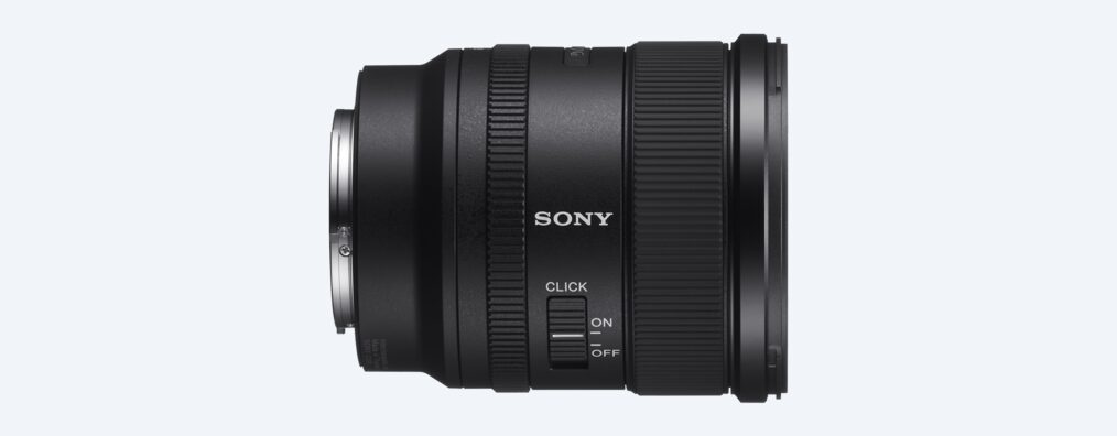 Schwarzes Sony-Kameraobjektiv mit 'CLICK'- und 'ON/OFF'-Bedienelementen auf hellblauem Hintergrund.