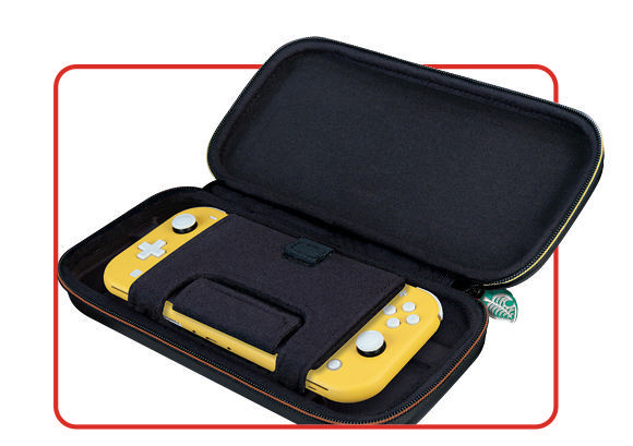 Offener gelber Switch Lite-Koffer mit Konsole, auf weißem Hintergrund.