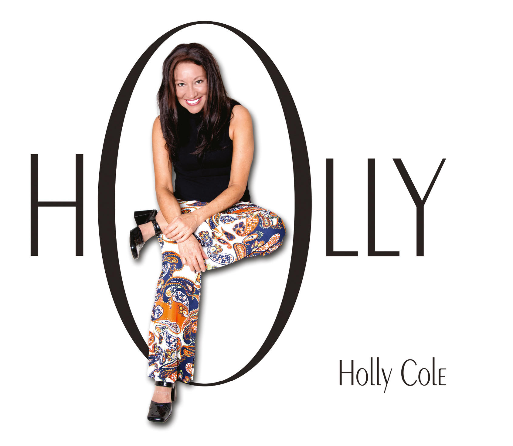 Frau in schwarzem Oberteil und Paisley-Hose, lächelnd, in einem großen Oval, mit dem Namen "HOLLY".