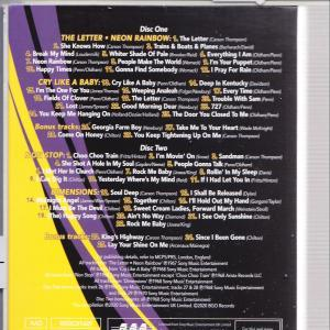 CD-Rückseite mit Trackliste, Albumdetails und violett-gelben Streifen.