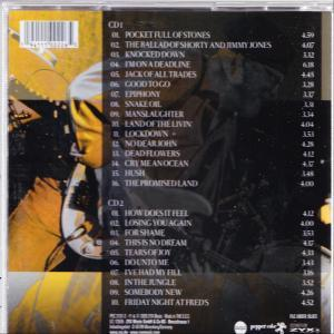 Rückseite einer CD-Hülle mit Titelliste und Bandbildern.
