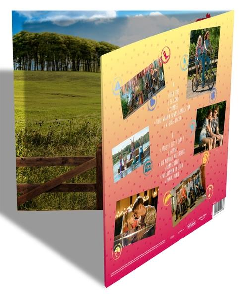 Eine Magazinseite mit einer Landschaft links und Bildern und Text rechts.