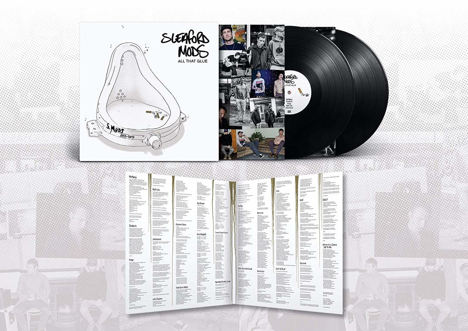Sleaford Mods Albumcover mit dem Album und zwei Vinyl-Schallplatten.