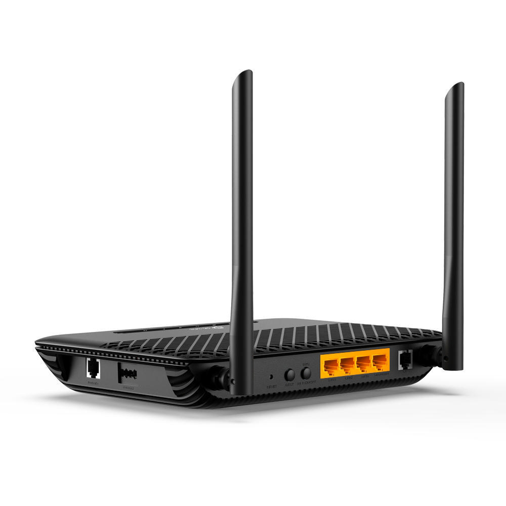 Ein schwarzer Router mit zwei Antennen und mehreren Anschlüssen. Er befindet sich auf einer weißen Oberfläche.