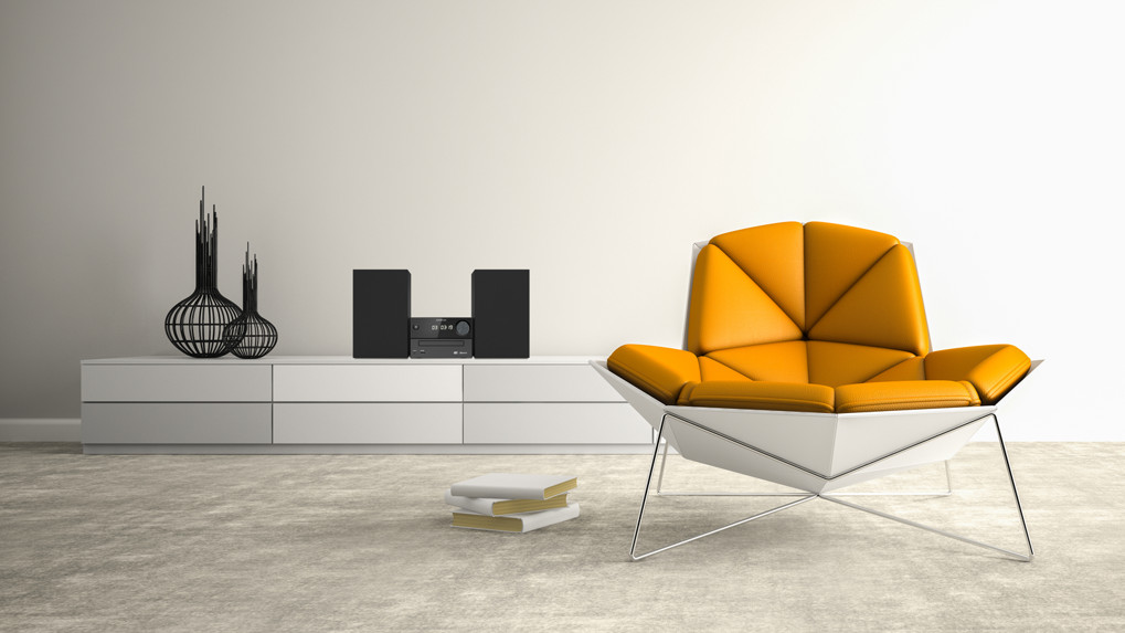 Un salon moderne avec une chaise orange, un meuble blanc et des enceintes noires.