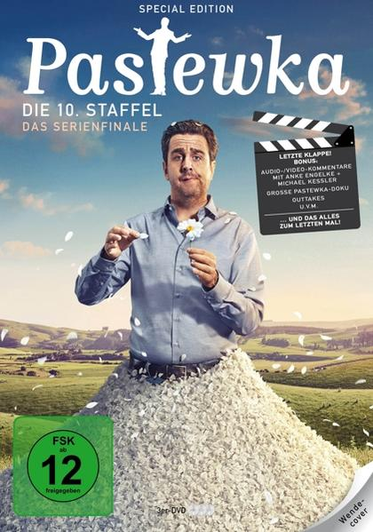 Pastewka DVD-Cover. Ein Mann hält ein Gänseblümchen und sitzt auf einem Reisberg.