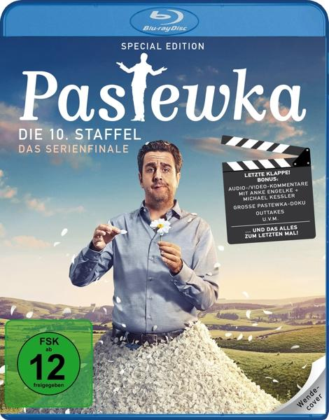 DVD-Cover für 'Pastewka'. Mann hält Blume in einem Feld, umgeben von Blütenblättern.