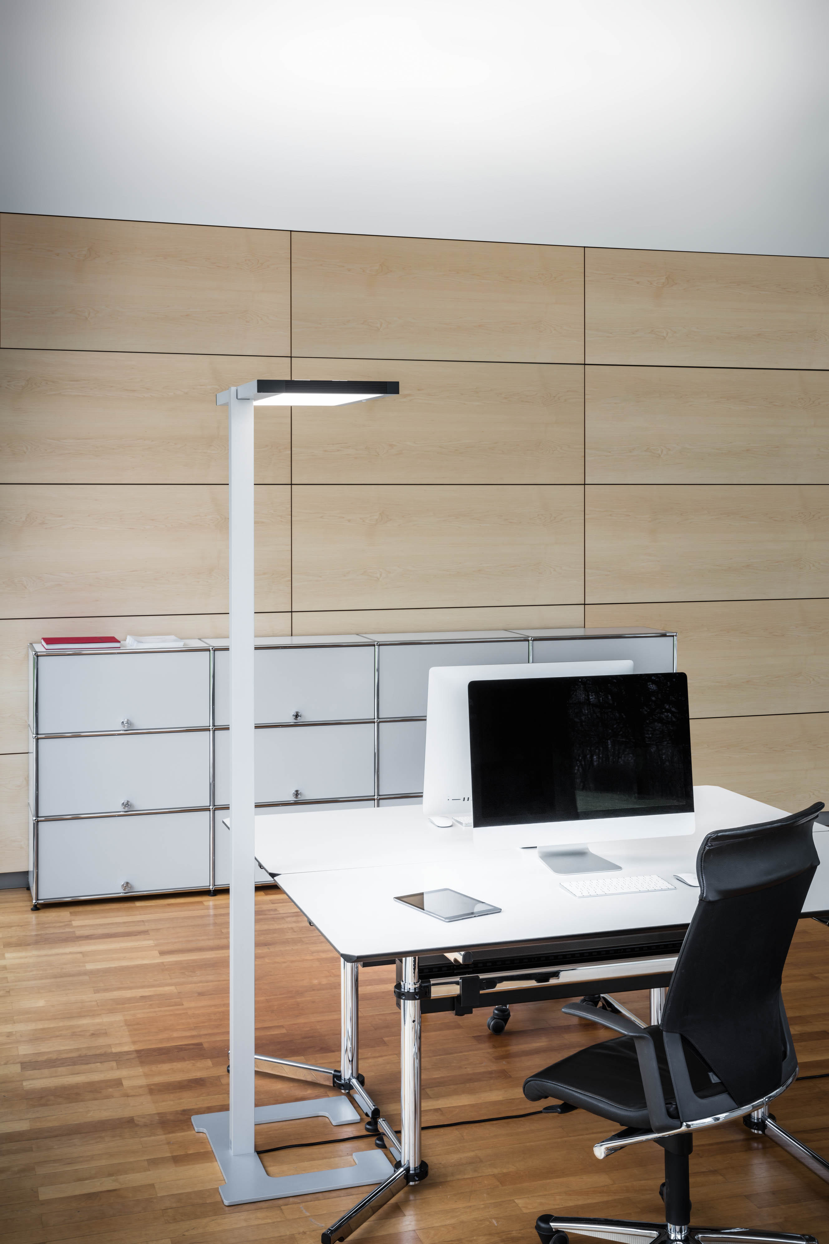 LUCTRA Viawork 7 Sym. Mit Sensorik Stehleuchte, Silber/Schwarz